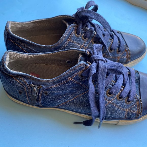 Denim and Zipper LEVI'S sneakers - Picture 1 of 8